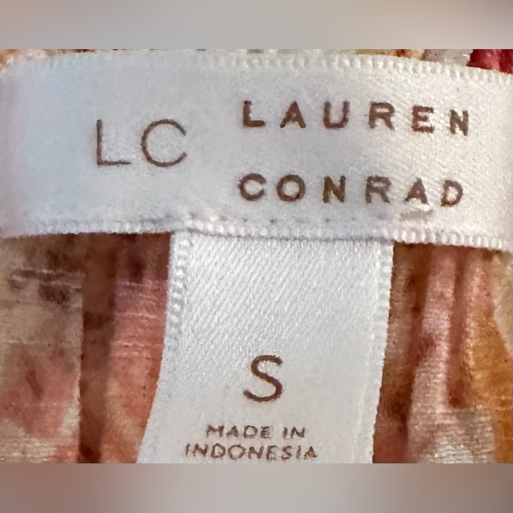 LAUREN CONRAD size SMALL cream with floral print buttoned up short sleeved top - Picture 6 of 7